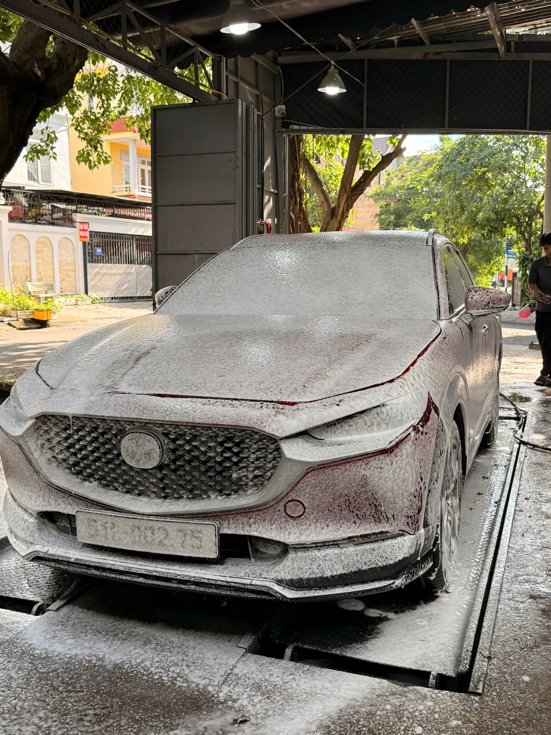 Xe phủ bọt tuyết khi rửa tại QC Auto