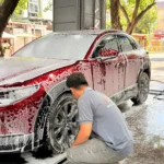 Giá rửa xe ô tô tại TPHCM 2026 — bảng giá 3 mức rửa