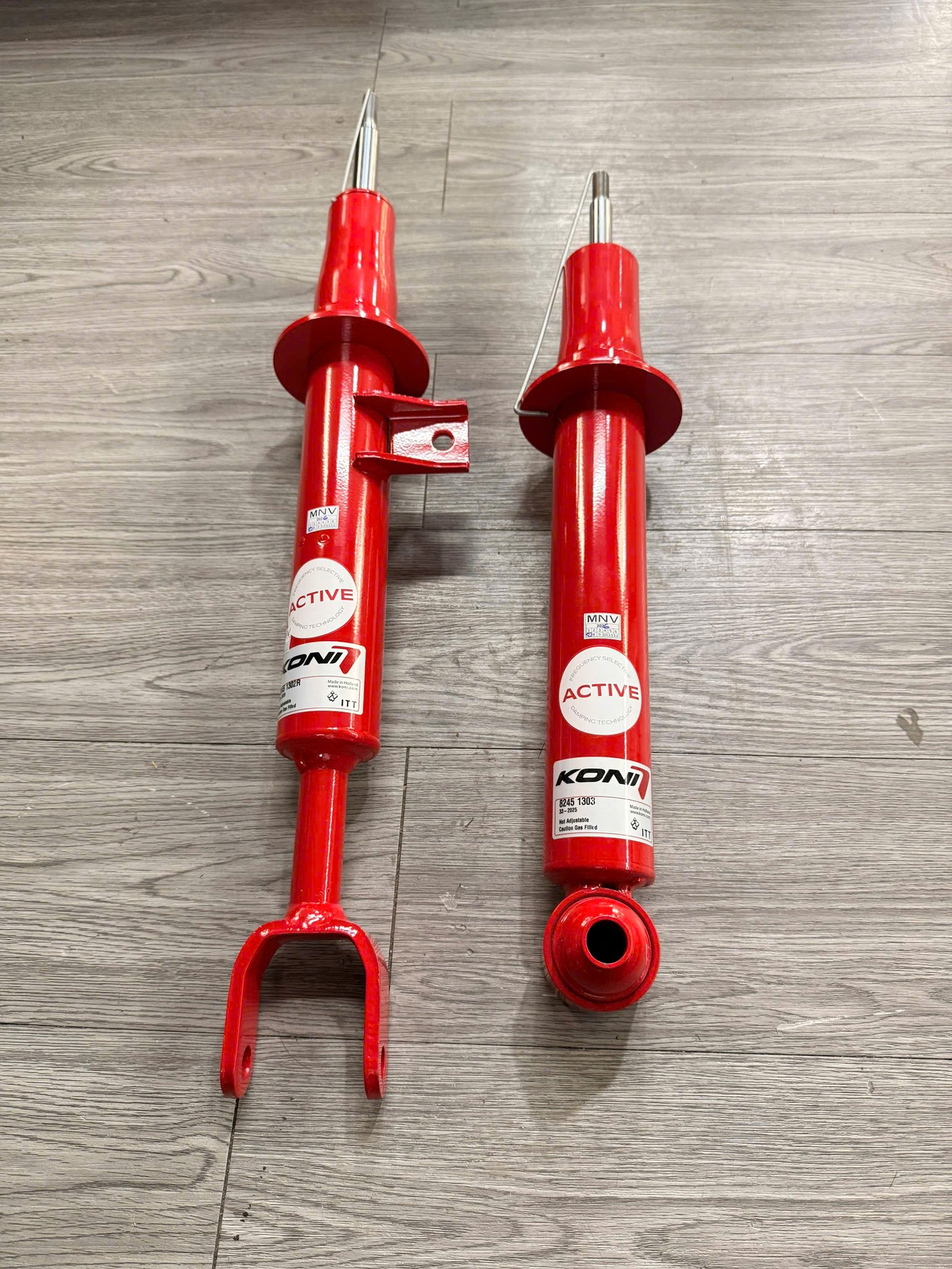 Cặp phuộc Koni Special Active chính hãng cho BMW F10 5-Series, phuộc trước 8245 1302R và phuộc sau 8245 1303 màu đỏ đặc trưng