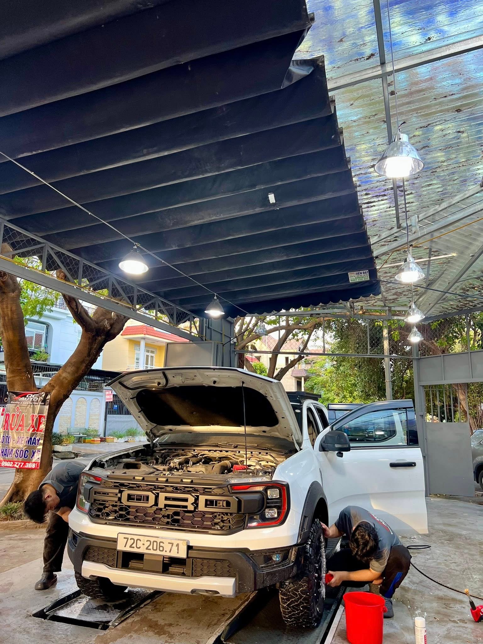 Vệ sinh mâm lốp và hốc bánh xe Ford Ranger Raptor tại QC Auto