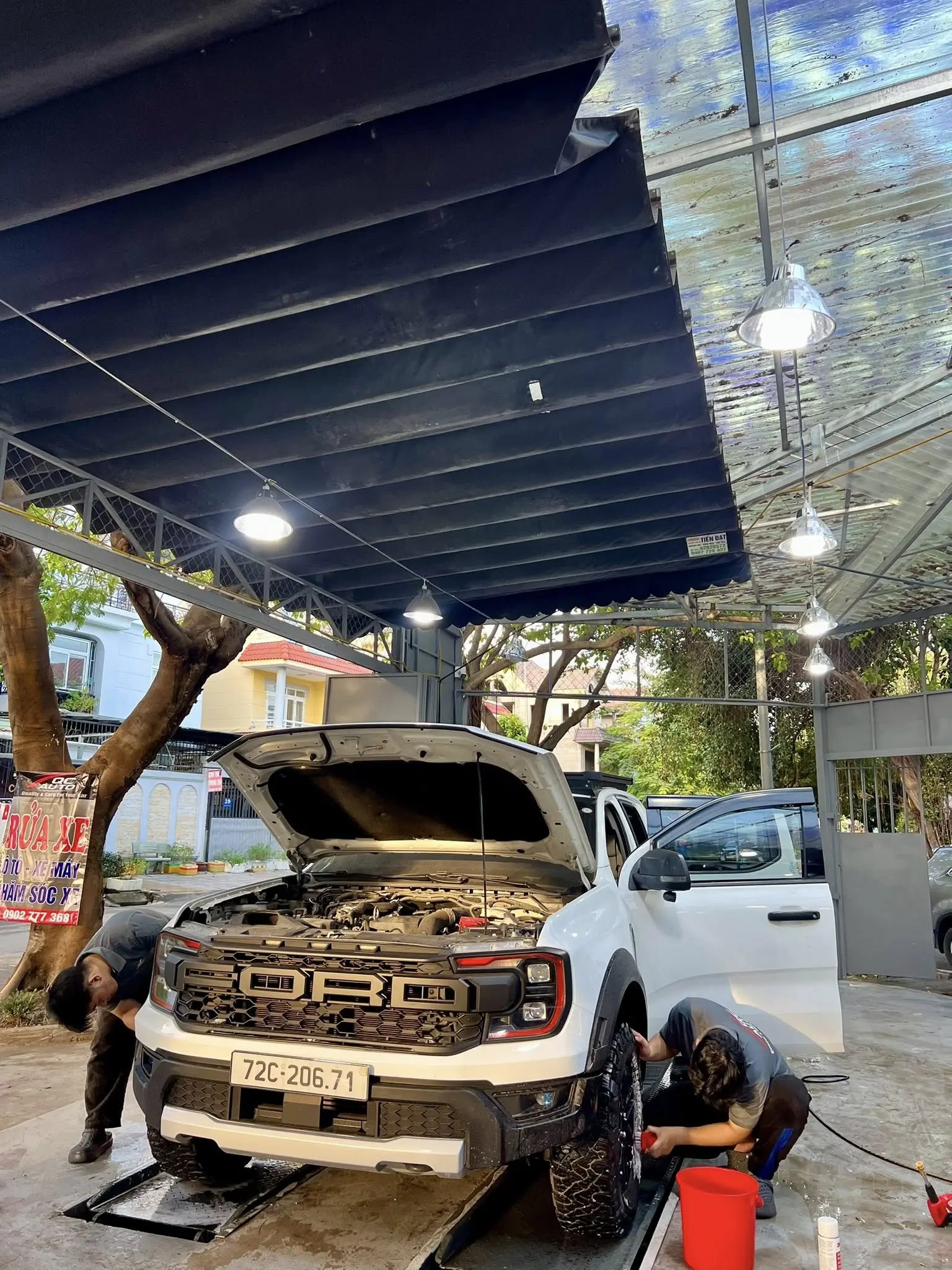 Vệ sinh mâm lốp và khoang máy xe Ford Ranger Raptor tại QC Auto