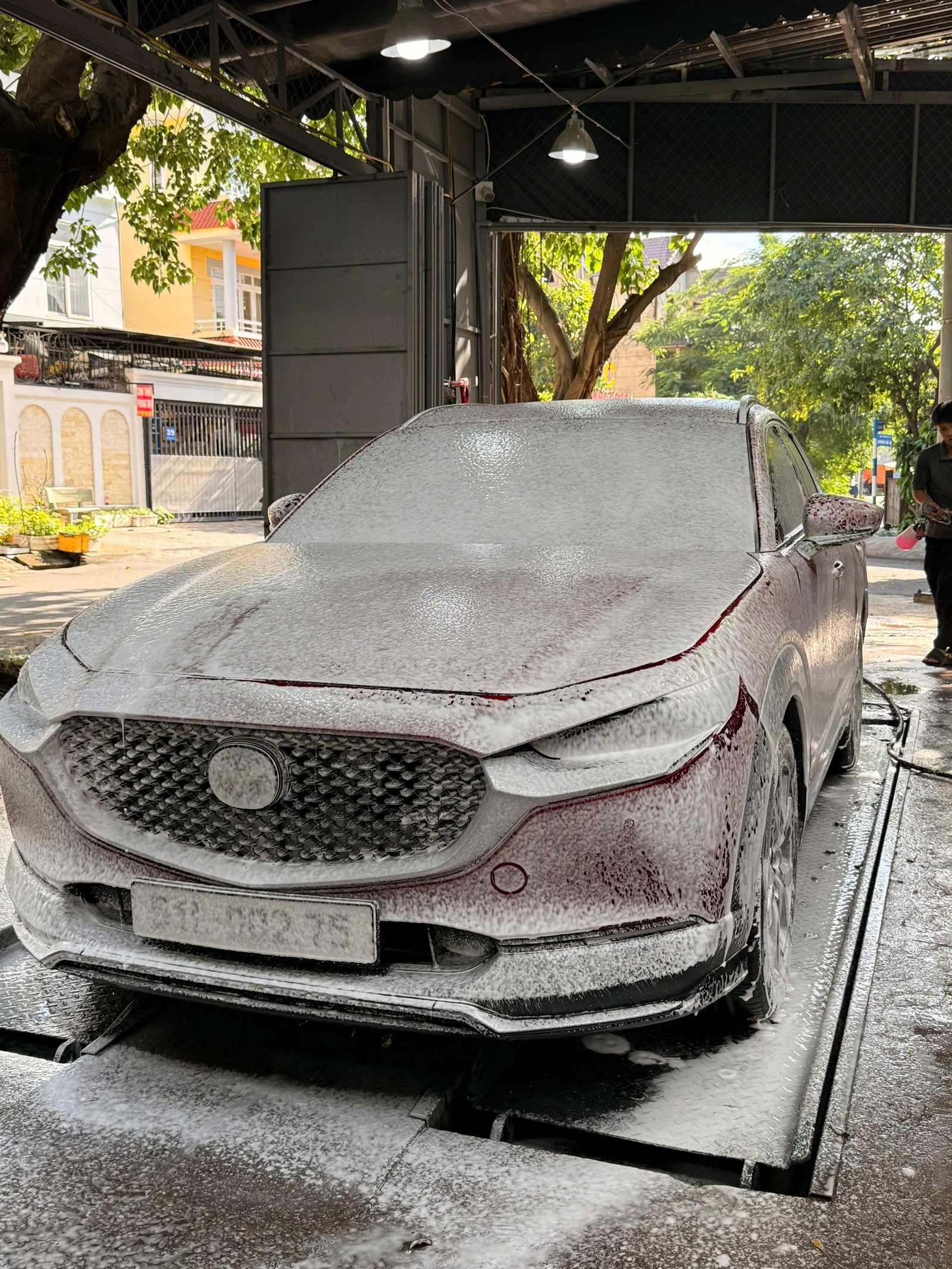 Bọt tuyết phủ kín xe Mazda ngâm làm mềm chất bẩn trước khi rửa