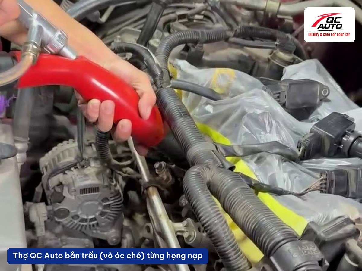 Thợ QC Auto dùng súng bắn trấu vỏ óc chó làm sạch từng họng nạp động cơ