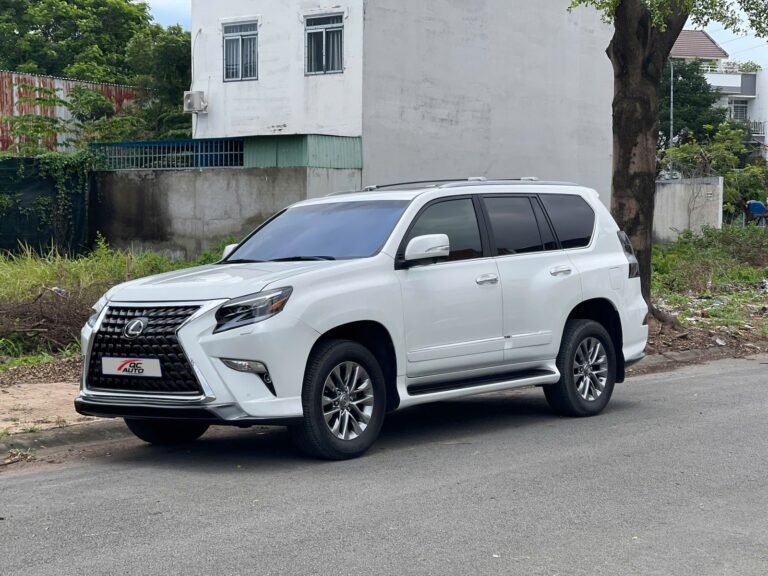 Lexus GX460 màu trắng đã lên bodykit, góc nghiêng phía trước