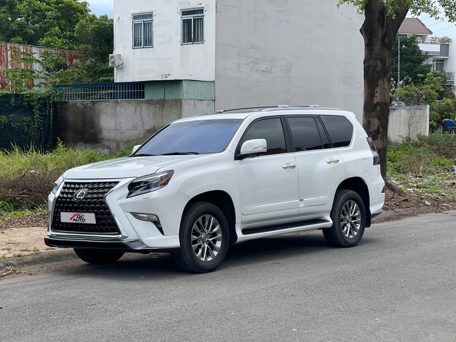 Lexus GX460 màu trắng đã lên bodykit, góc nghiêng phía trước