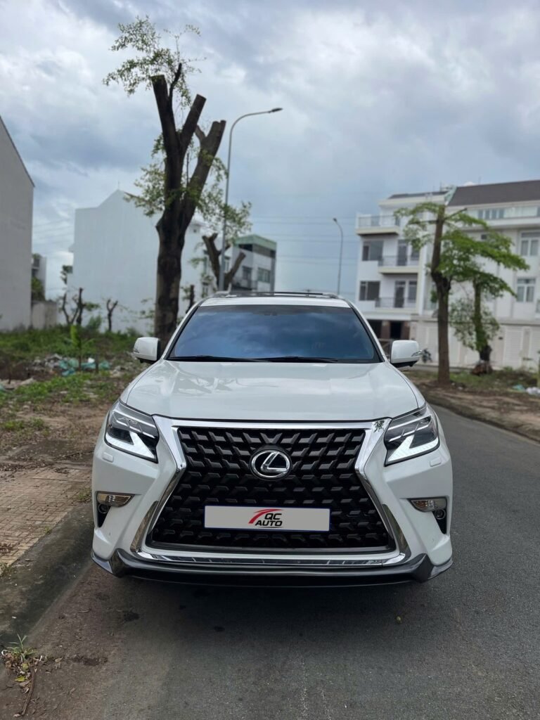 Đầu xe Lexus GX460 lên bodykit với lưới tản nhiệt spindle và cụm đèn mới