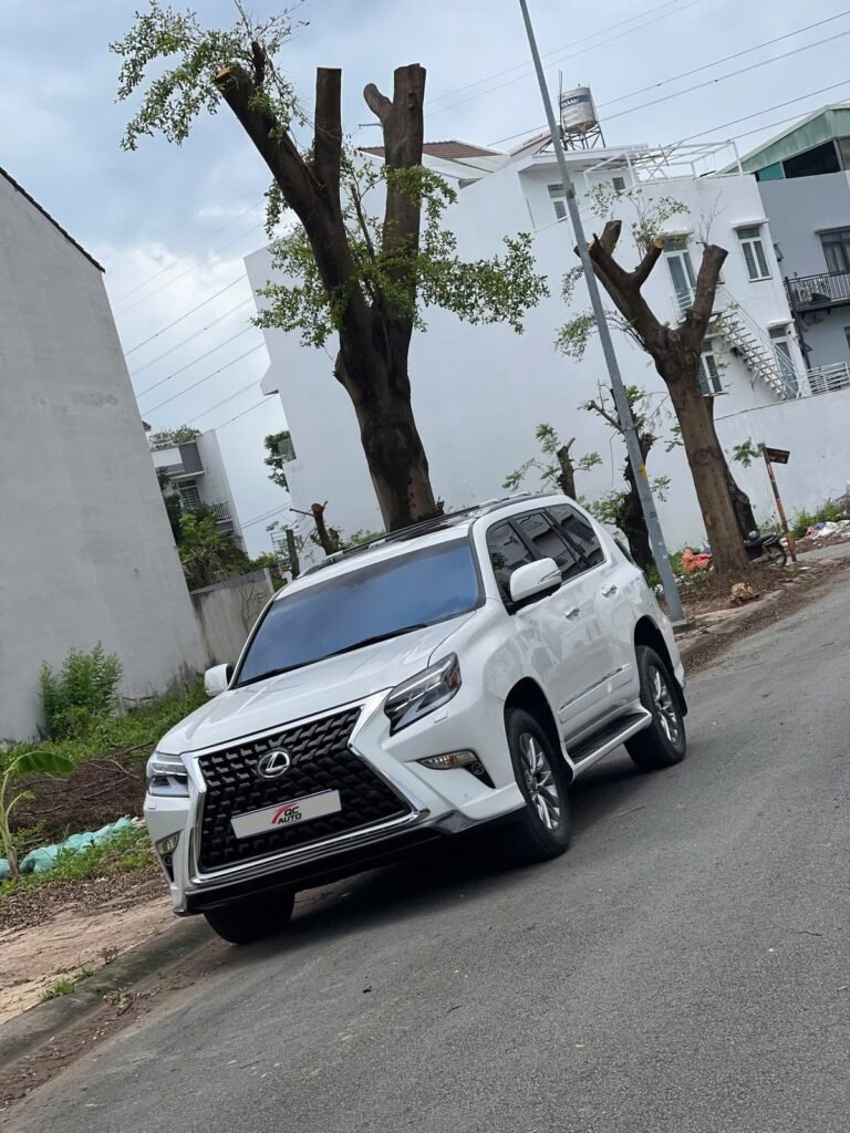 Lexus GX460 trắng nhìn góc ba phần tư phía trước