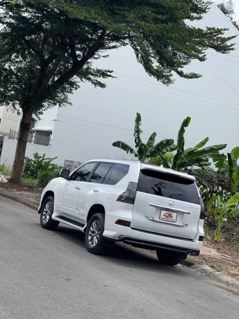 Đuôi xe Lexus GX460 màu trắng