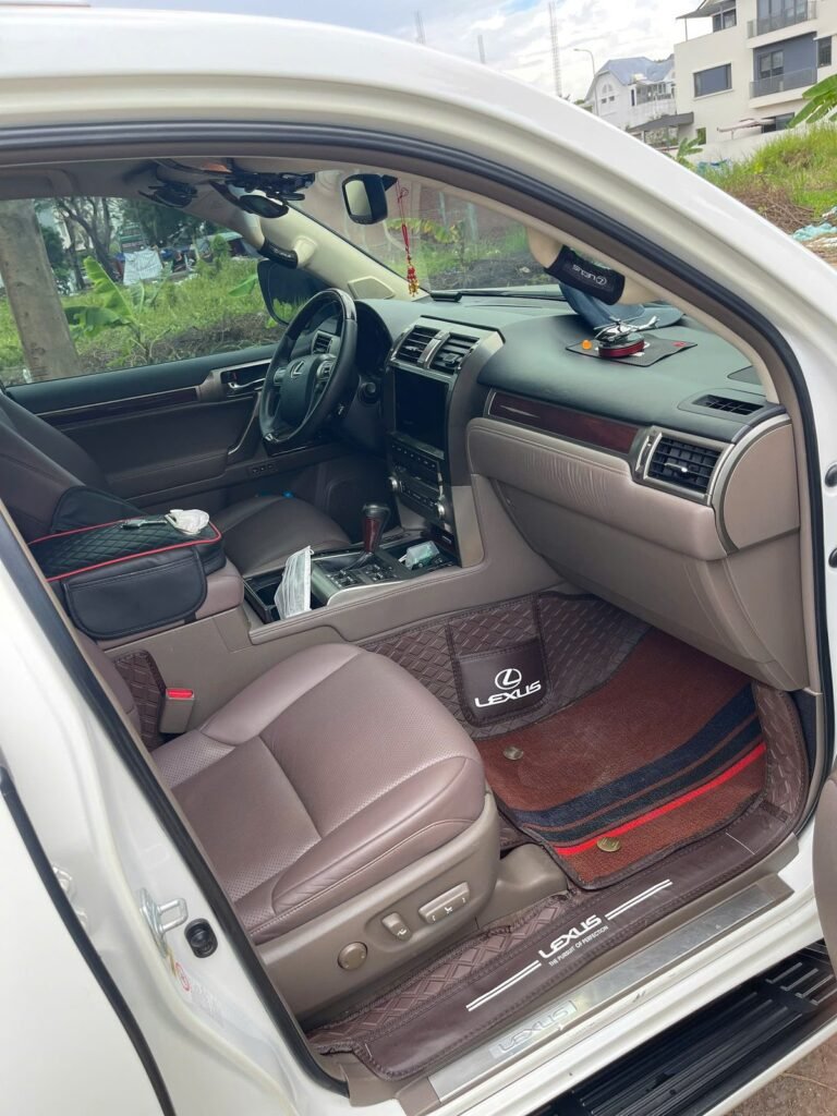 Ghế lái và bệ điều khiển Lexus GX460 bọc da nâu