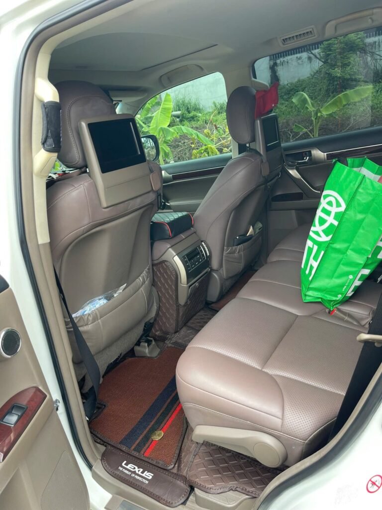 Hàng ghế sau Lexus GX460 có màn hình giải trí gối đầu