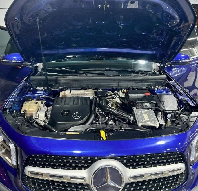 Khoang máy xe Mercedes sau khi vệ sinh tại QC Auto, nắp máy và nhựa sạch đều màu