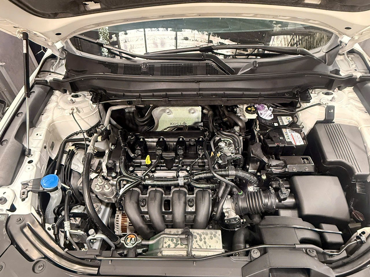 Khoang máy Mazda CX-5 đã tháo nắp nhựa che động cơ để làm sạch phần bên dưới